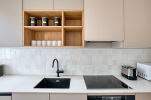 Kühlschrank, Mikrowelle, Ofen, Geschirrspüler