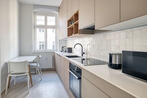 Kühlschrank, Mikrowelle, Ofen, Geschirrspüler