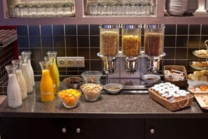 A buffet setup with various food items and beverages. - Hotel Concordia Barcelona (Barcelona)