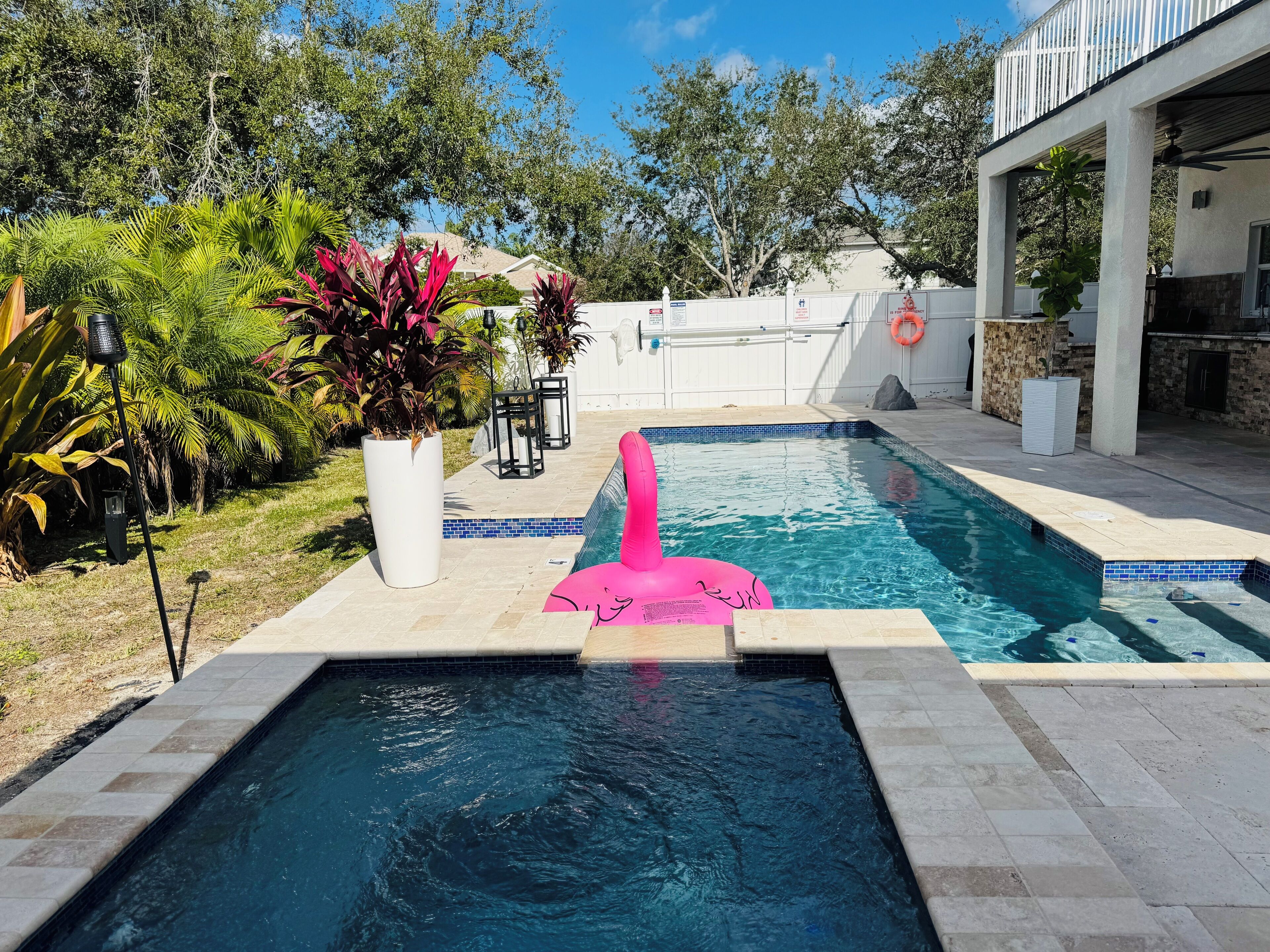 Utendørsbasseng og et oppvarmet basseng