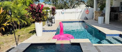Una piscina al aire libre, una piscina climatizada