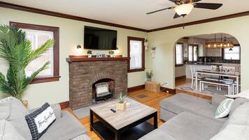 Smart TV, fireplace