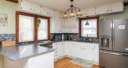 Charming Beaverdale 4BR/2BA in central DSM - Safe & Cozy