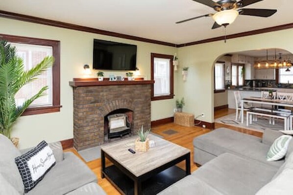 Smart TV, fireplace