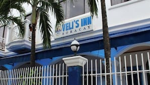 A building with a sign reading "Veli's Inn Boracay". - Island Inn Boracay (Boracay Island)