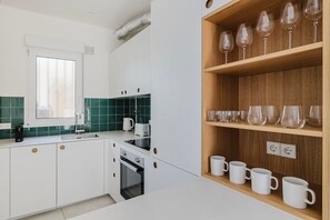 Een koelkast, een microgolfoven, een oven, een kookplaat