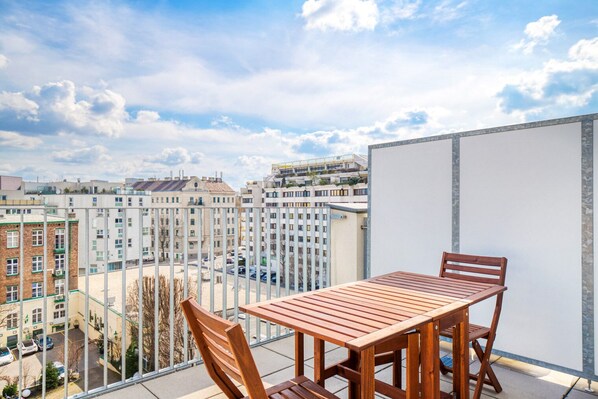 Outdoor dining - Charming Favoriten 1BR w/ Elevator, nr Bus 65A, by Blueground (Vienna)