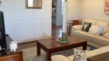 TV connectée, lecteur de DVD, livres