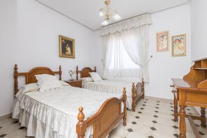 3 bedrooms, iron/ironing board, bed sheets