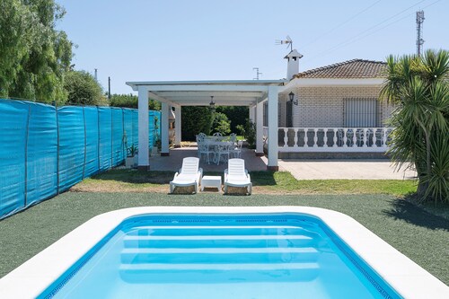 FUENTES DEL COLORAO - Charming house with elevated pool and free WiFi