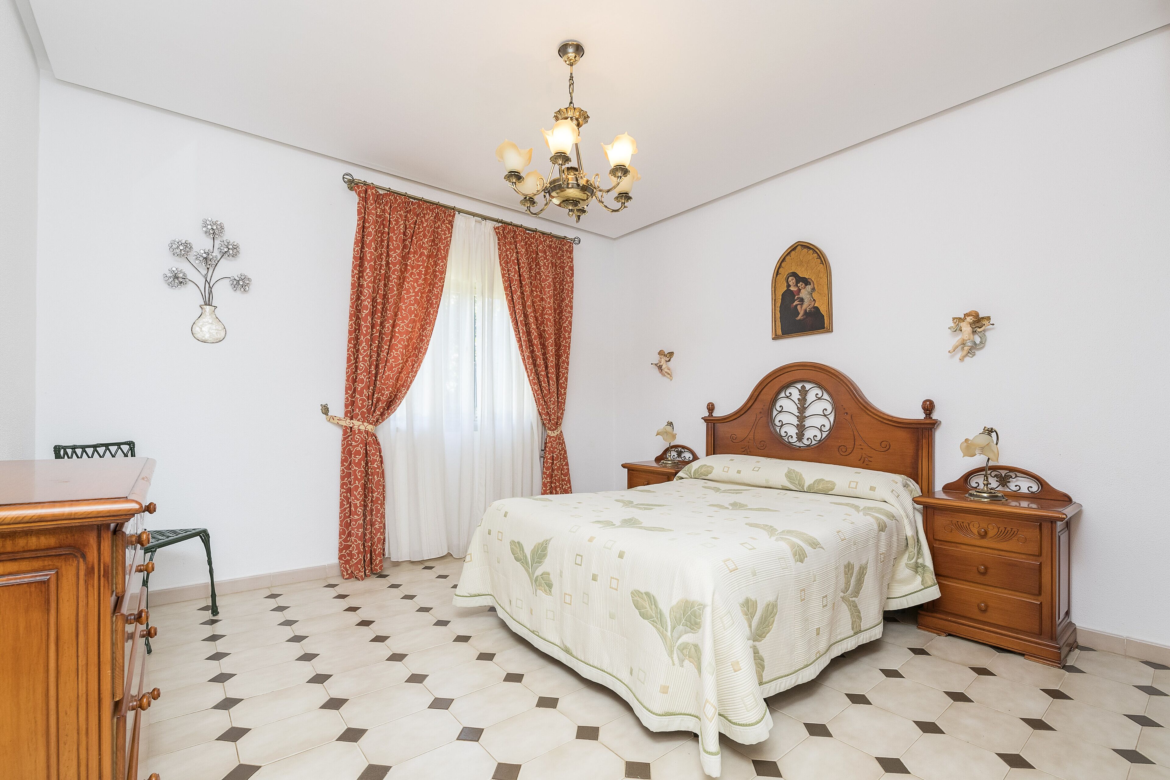 3 dormitorios, tabla de planchar con plancha, ropa de cama