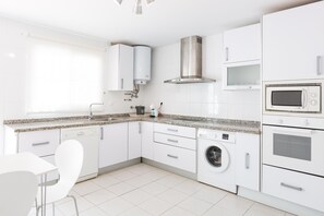 Frigorífico, microondas, horno y placa de cocina