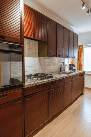 Kühlschrank, Ofen, Herdplatte, Geschirrspüler