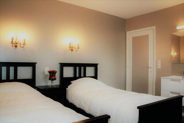 3 bedrooms, iron/ironing board, free WiFi