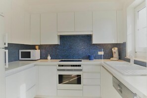 Fridge, oven, dishwasher, coffee/tea maker