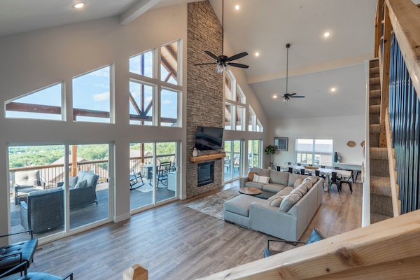 Smart TV, caminetto, tavolo da calcetto, tavolo da ping pong