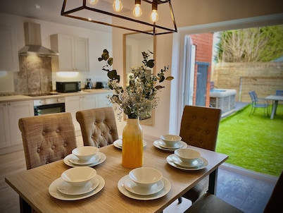 Family modern 3 bedroom hot tub house