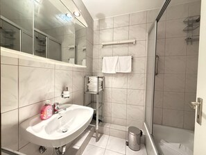 Bathroom - Residenz am Hang - 2 Zimmerapartment mit Balkon und Teilmeerblick, (Scharbeutz)