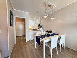 Dining - Residenz am Hang - 2 Zimmerapartment mit Balkon und Teilmeerblick, (Scharbeutz)