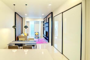 Appartement Deluxe | Coin séjour | Télévision LCD de 40 pouces avec chaßnes numériques, télévision
