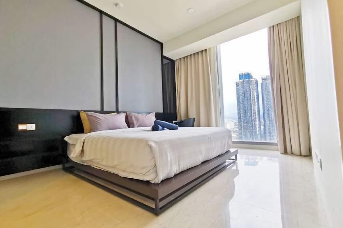 2 bilik tidur, meja, kalis bunyi, seterika/papan seterika