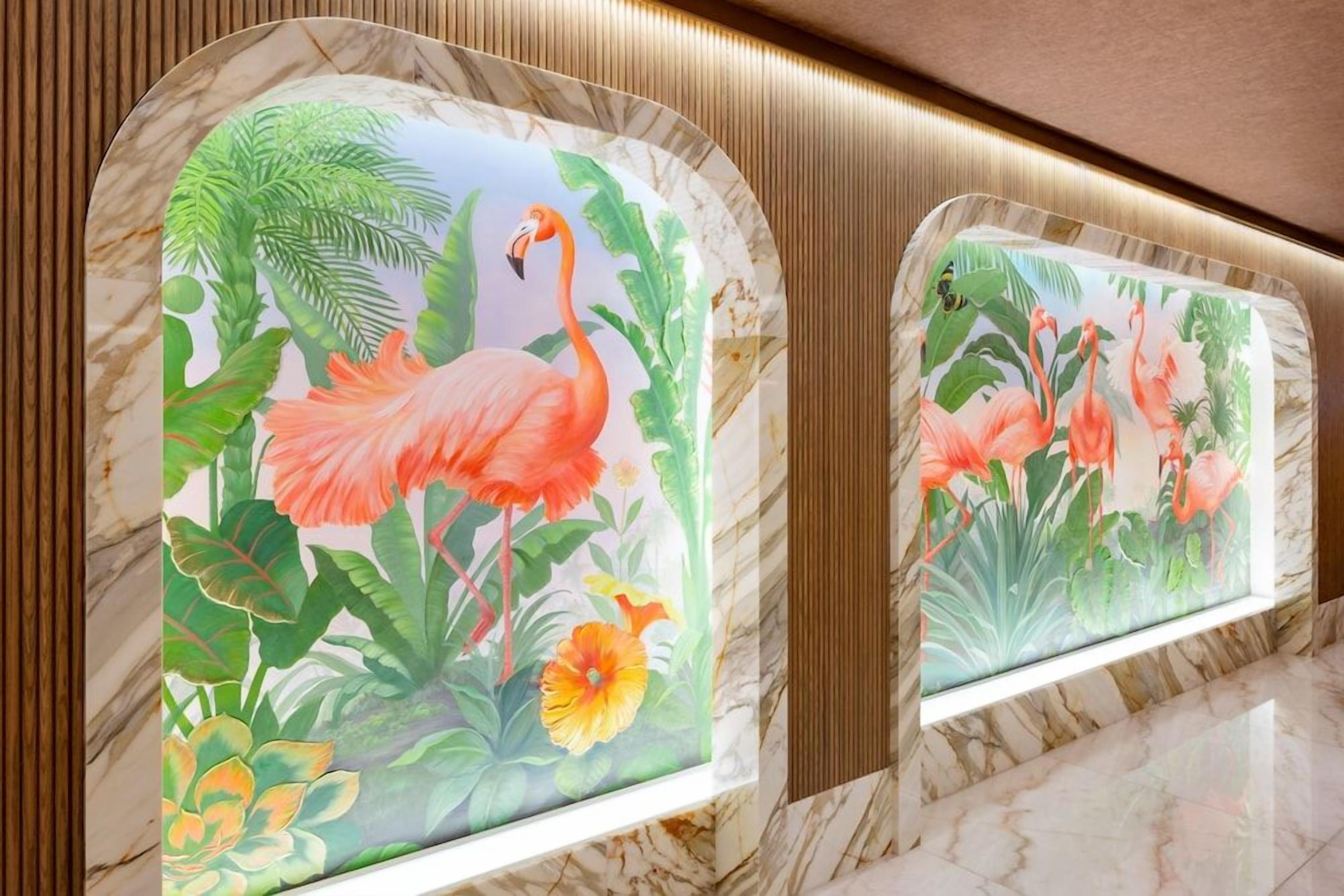 Un bagno con uno specchio che riflette un motivo floreale.