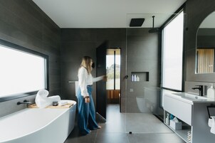Cabaña de lujo | Baño | Bañera y ducha independientes, bañera profunda y secador de pelo