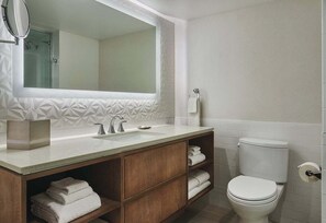 Sèche-cheveux, serviettes fournies