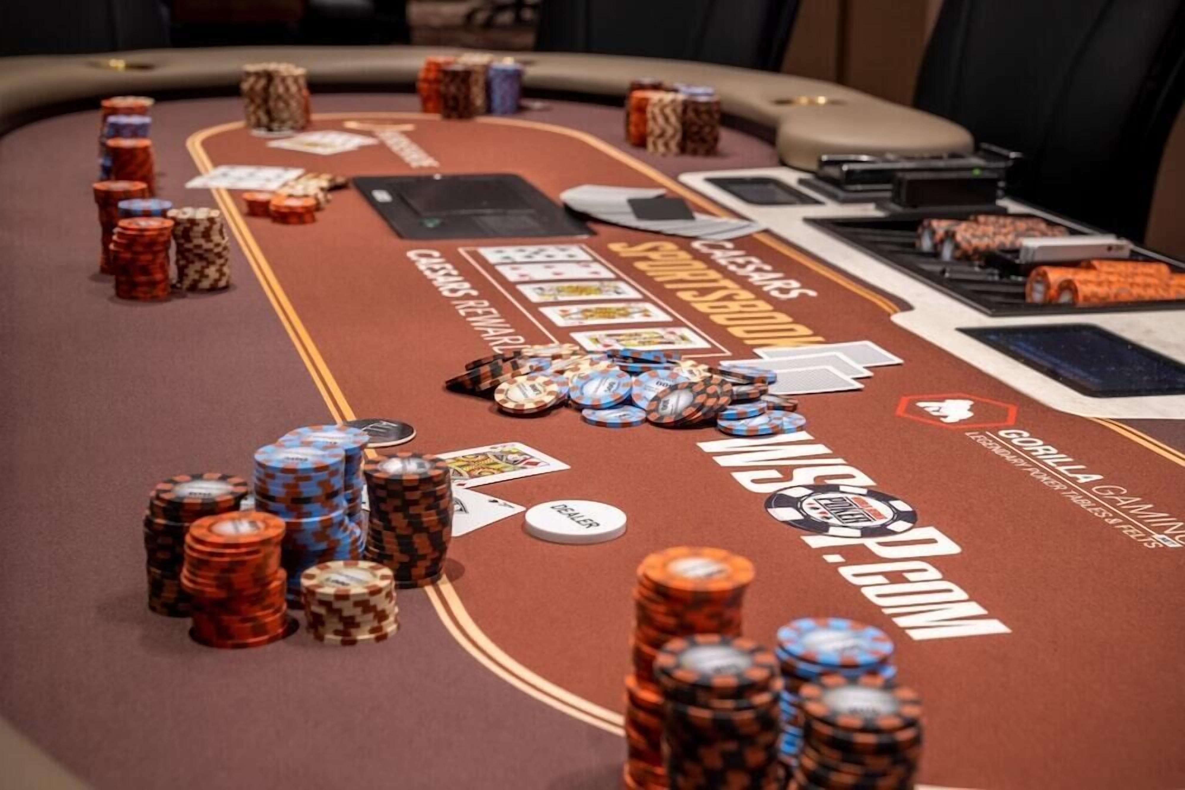 Una mesa de casino con fichas de póker, cartas y el logotipo de "Gorilla Gaming".