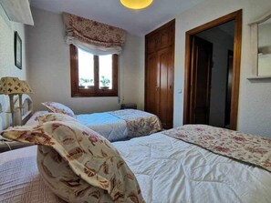 2 slaapkamers, een strijkplank/strijkijzer, gratis wifi, beddengoed