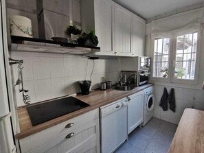 Een koelkast, een magnetron, een oven, een vaatwasser