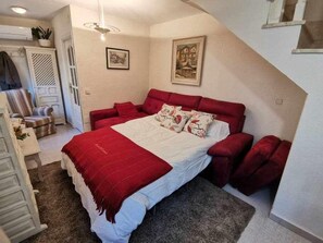 2 bedrooms, iron/ironing board, free WiFi, bed sheets