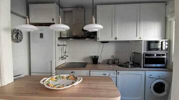 Een koelkast, een magnetron, een oven, een vaatwasser