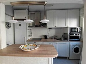 Een koelkast, een magnetron, een oven, een vaatwasser