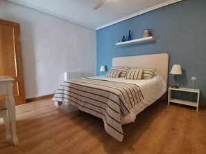 2 slaapkamers, een strijkplank/strijkijzer, reisbedje, gratis wifi