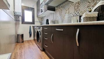 Een koelkast, een magnetron, een vaatwasser