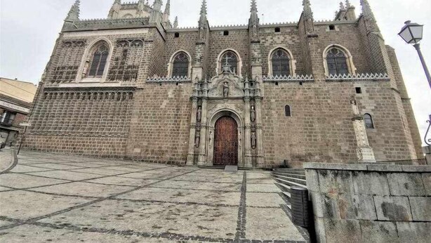 A large, historic stone building with a prominent entrance, arched windows, and a central tower. - Casa Manuela II - More than a house, a home (Toledo)