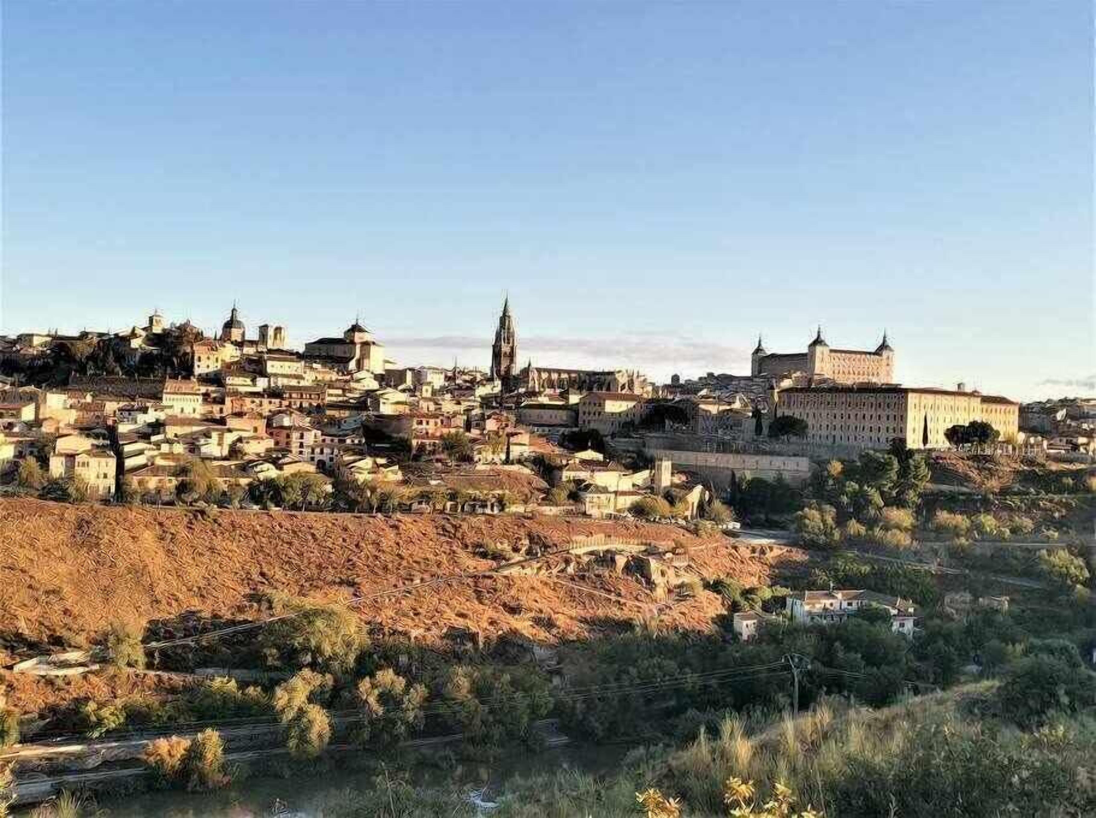 Une ville historique qui abrite une église remarquable, un château et une colline à la végétation clairsemée.
