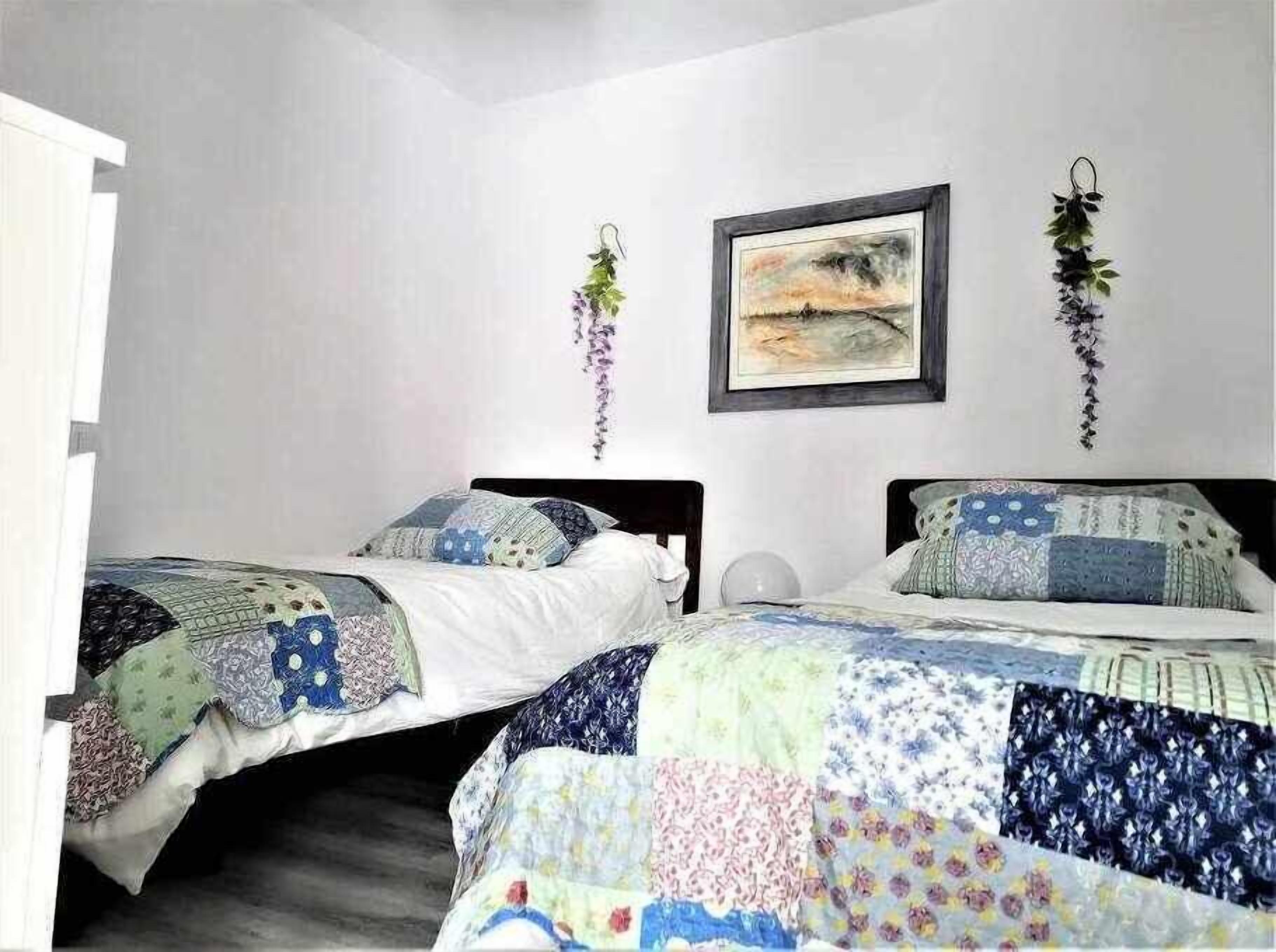 2 slaapkamers, een strijkplank/strijkijzer, reisbedje, gratis wifi