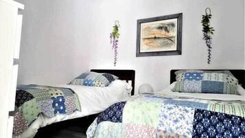 2 slaapkamers, een strijkplank/strijkijzer, reisbedje, gratis wifi