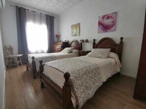 2 slaapkamers, een bureau, een strijkplank/strijkijzer, reisbedje