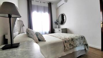 2 quartos, ferros/tábuas de passar roupa, berço de viagem