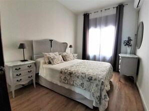 2 habitaciones, tabla de planchar con plancha y cuna de viaje 