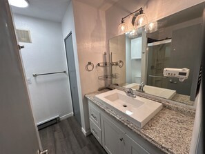 Een douche, een haardroger, handdoeken, zeep