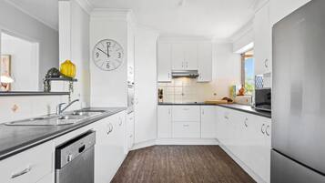 Full-size fridge, microwave, oven, stovetop