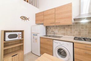 Fridge, microwave, stovetop, cookware/dishes/utensils