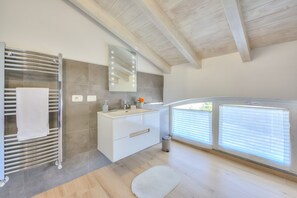 Dusche, Haartrockner, Bidet, Handtücher