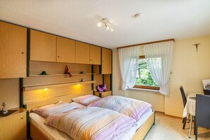 1 habitación, tabla de planchar con plancha, wifi gratis y ropa de cama 