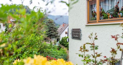 Appartement 'Bergblick' avec vue sur les montagnes, terrasse partagée et Wi-Fi
