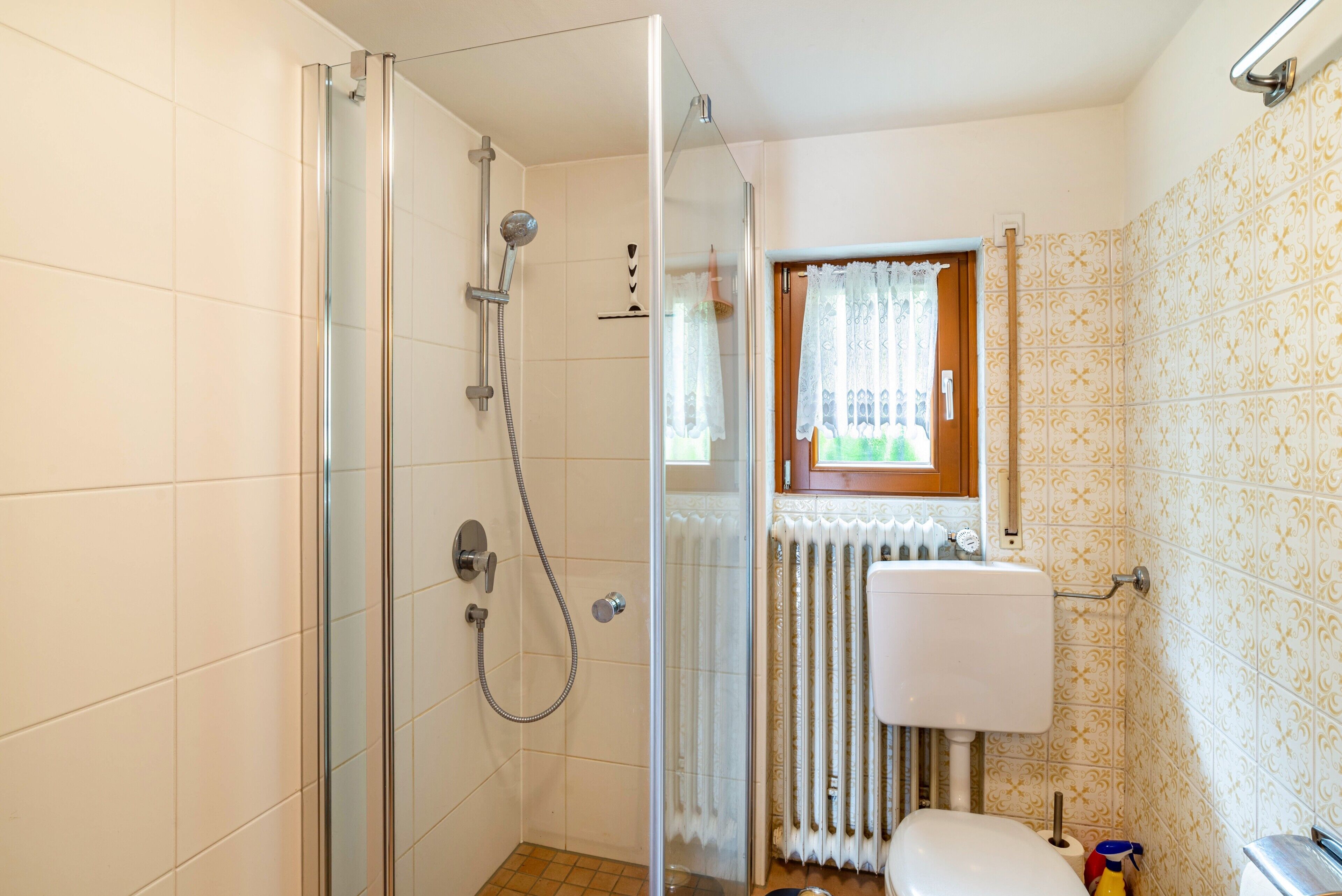 Douche, sèche-cheveux, serviettes fournies